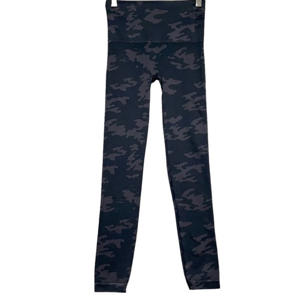 NWOT Spanx Look at Me Now Seamless Legging M Black Camo High Waist Shaping - Picture 4 of 6